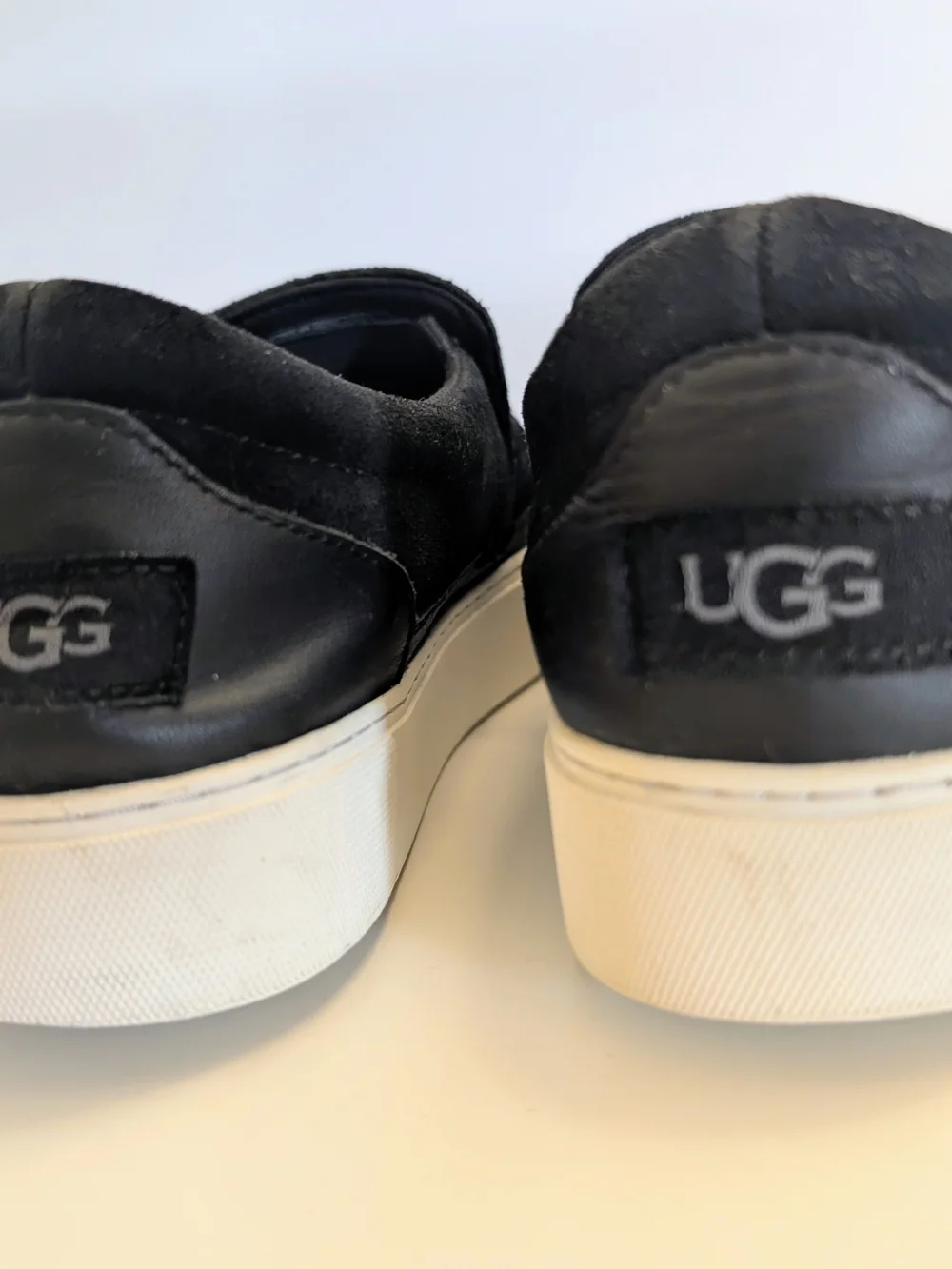 UGG Zilo Slip on Suede Sneakers Black Unisex Size Mens 8.5, W 10